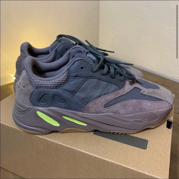 YEEZY BOOST 700 MAUVE - Picture 1 of 9